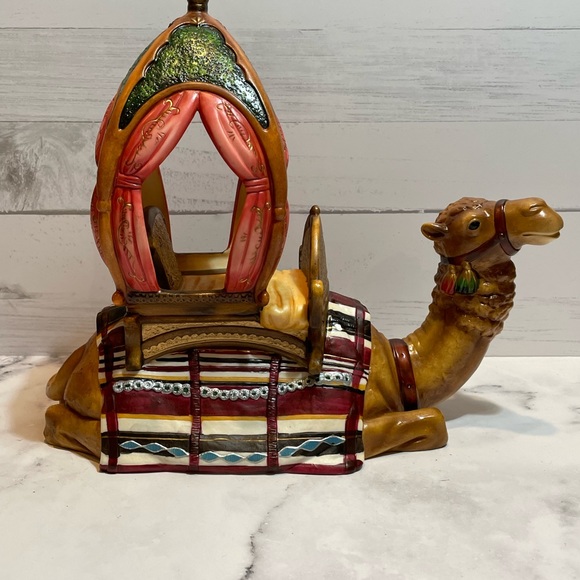 Grandeur Noel 2003 Hand-Painted Porcelain Nativity Set - Picture 3 of 12